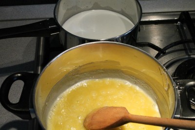 Besamel készítése 2 - vaj-liszt és tej tűzhelyen, két lábasban