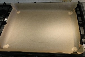 Pavlova torta recept - sütőpapír tepsiben rajzolt körrel