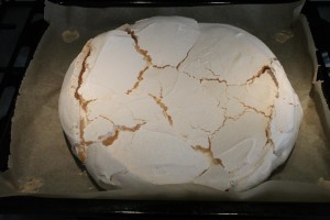 Pavlova torta alap a sütőből kivéve