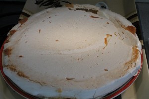 Pavlova torta alap tányérra borítva