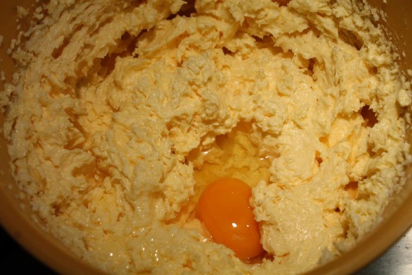 Fahéjas karamellás muffin készítése 3 - vaj + cukor + tojás