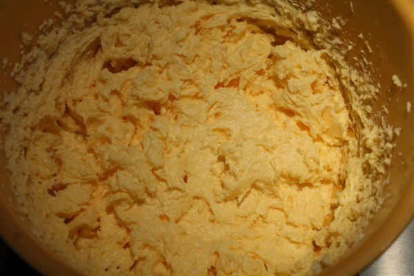 Fahéjas karamellás muffin készítése 4 - vajas-cukros-tojásos keverék