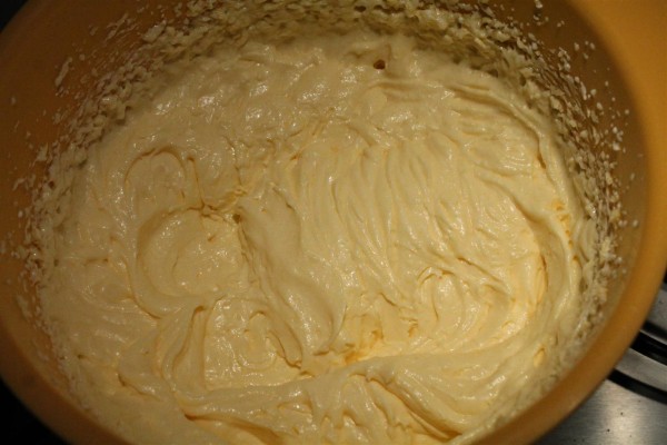 Fahéjas karamellás muffin készítése 5 - vajas-cukros-tojásos keverék tejföllel
