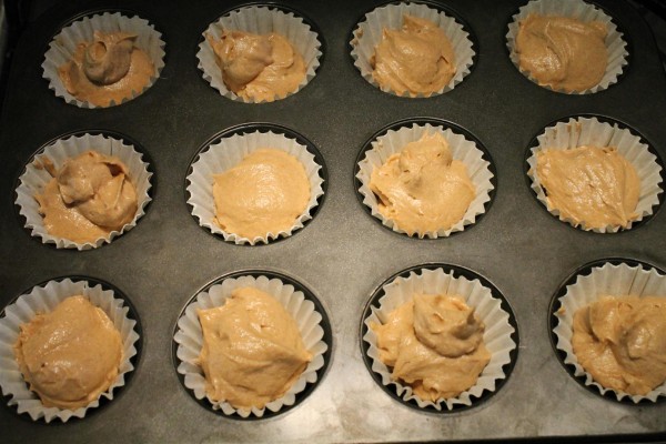 Fahéjas karamellás muffin tésztája sütőformában