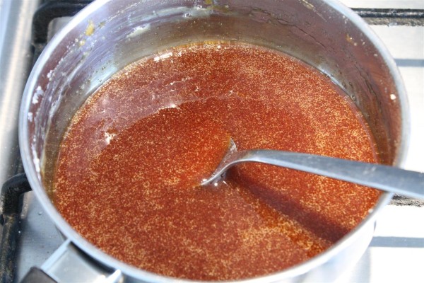 Karamellszósz készítése 1 - sötétborostyán színű karamell